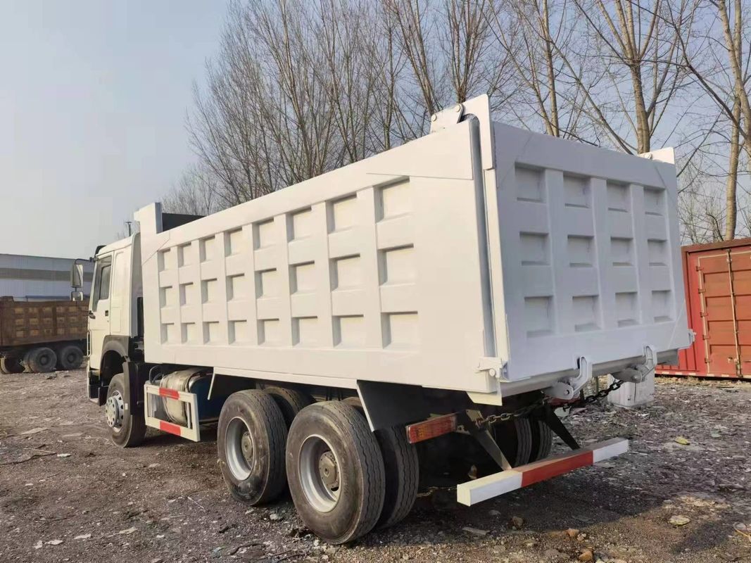 Camion à bascule Sinotruk Howo 6*4 d'occasion avec moteur WEICHAI et bonne dimension du réservoir de chargement