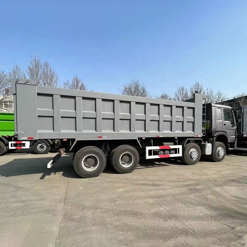 10 Changement vers l'avant 2023 Sinotruk Howo 8x4 camion à bascule camion à décharge avec moteur lourd