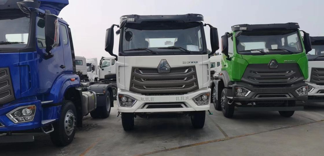 Une puissante Cummins de 400 chevaux à la main gauche 10 pneus 6x4 Sinotruk Hohan tête de tracteur camion