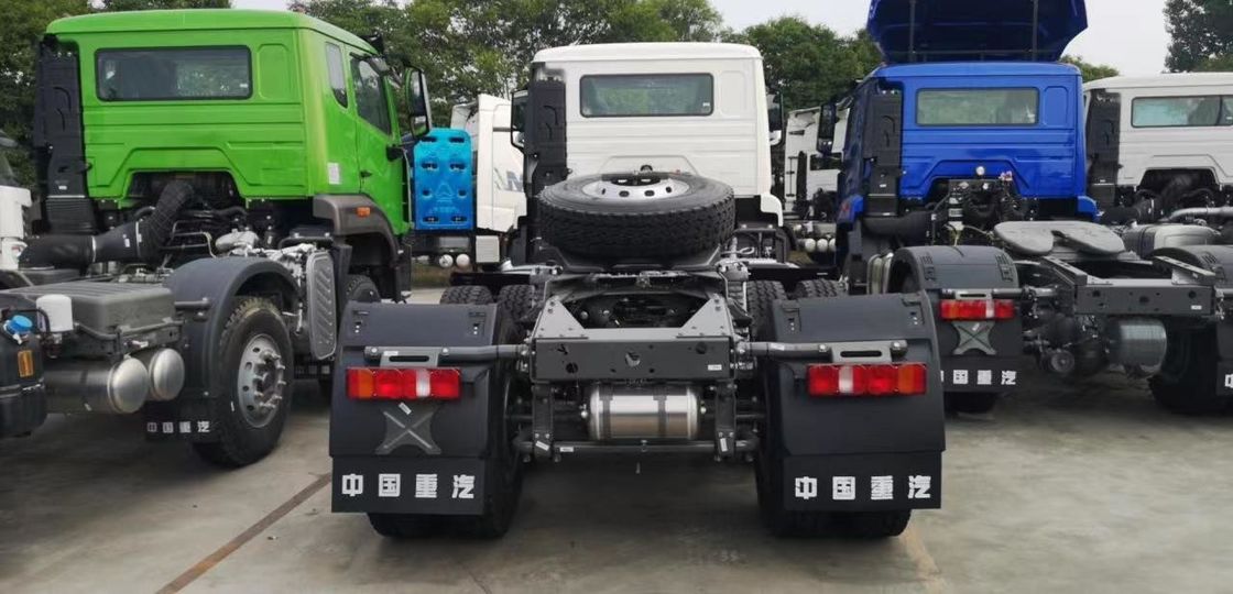 Une puissante Cummins de 400 chevaux à la main gauche 10 pneus 6x4 Sinotruk Hohan tête de tracteur camion