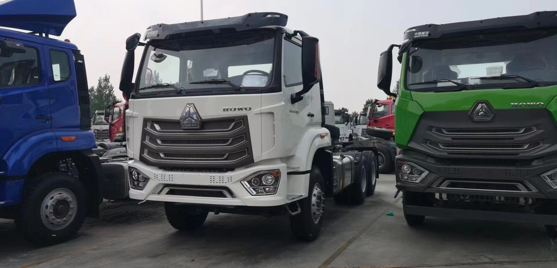 Une puissante Cummins de 400 chevaux à la main gauche 10 pneus 6x4 Sinotruk Hohan tête de tracteur camion