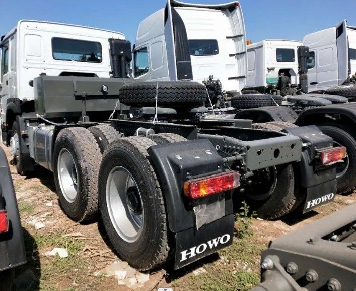 Une puissante Cummins de 400 chevaux à la main gauche 10 pneus 6x4 Sinotruk Hohan tête de tracteur camion