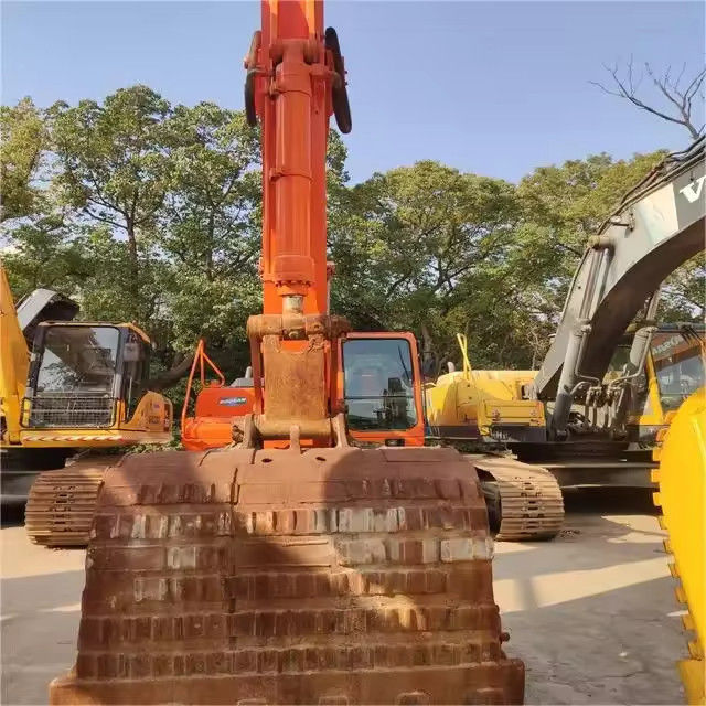 Excavatrice à rampe de 14 tonnes à prix abordable avec un entretien simple et une capacité de seau de 0,35 m3