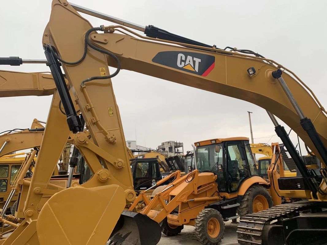 Cat 330 Excavateur avec 5700 longueur de tige et soupape hydraulique Kawasaki en bon état