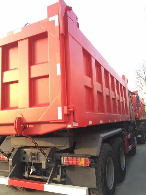 HOWO 6x4 371hp 30 tonnes Red Tipper Truck Dump Truck avec moteur WEICHAI et 3 passagers