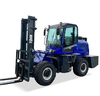 Capacité de chargement de 3000 kg, chariot élévateur TDER 4 roues motrices tout terrain équipé d'un moteur Isuzu ou Cummins EPA