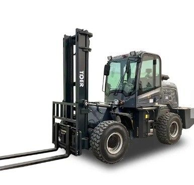 Capacité de chargement de 3000 kg, chariot élévateur TDER 4 roues motrices tout terrain équipé d'un moteur Isuzu ou Cummins EPA