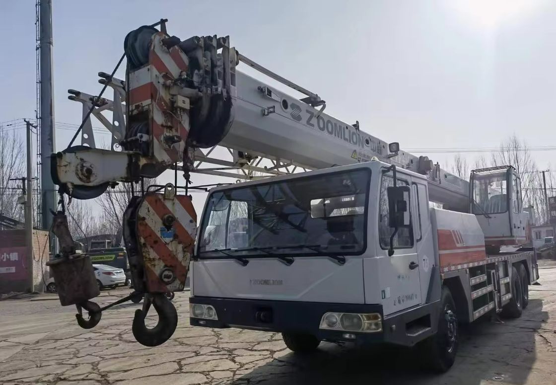 37% Grade d'escalade maximal Cran de camion mobile de 50 tonnes QY25V Zoomlion Cran de camion utilisé
