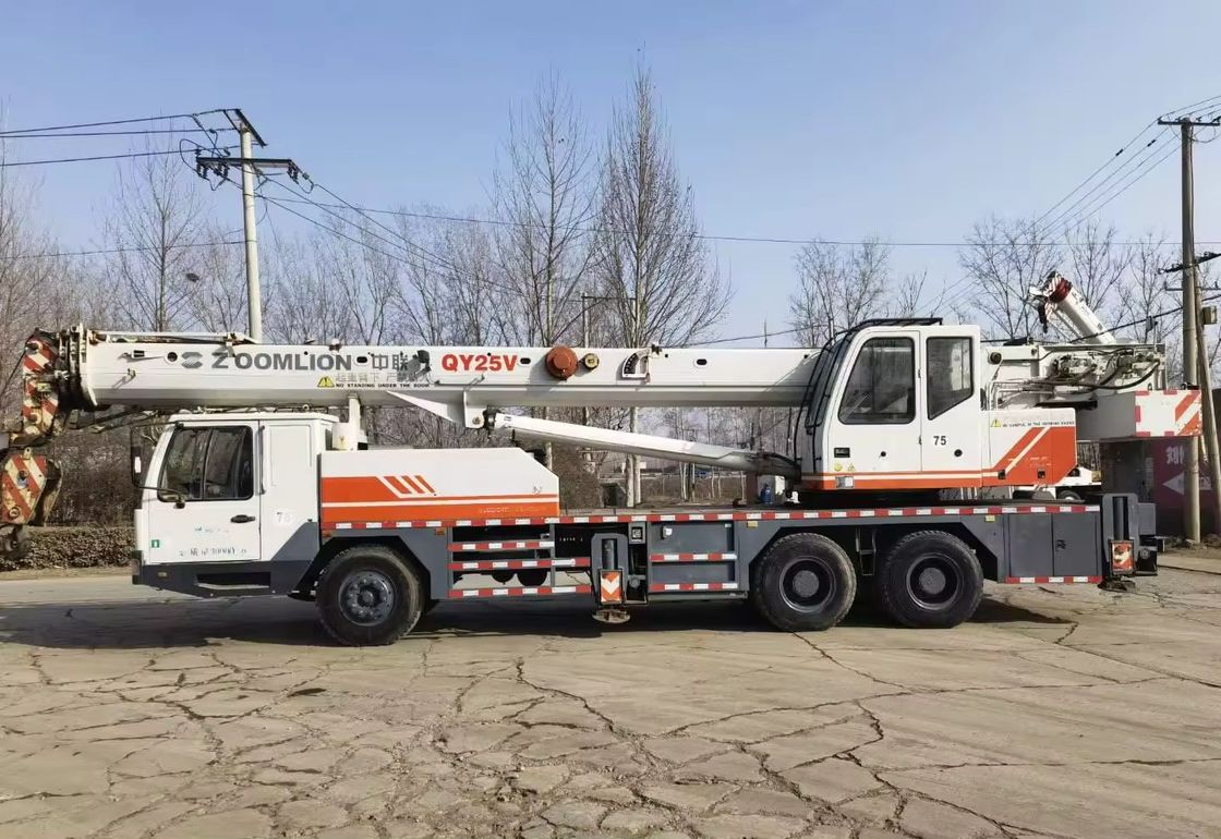 37% Grade d'escalade maximal Cran de camion mobile de 50 tonnes QY25V Zoomlion Cran de camion utilisé