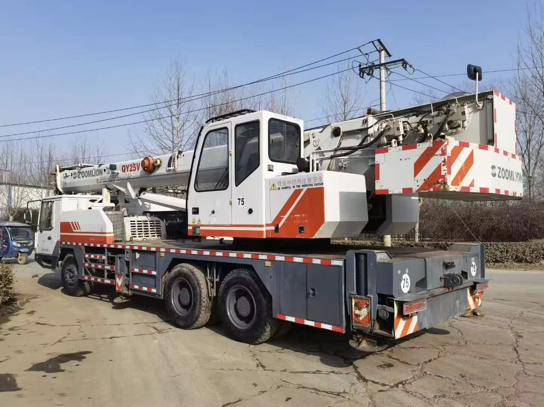 37% Grade d'escalade maximal Cran de camion mobile de 50 tonnes QY25V Zoomlion Cran de camion utilisé