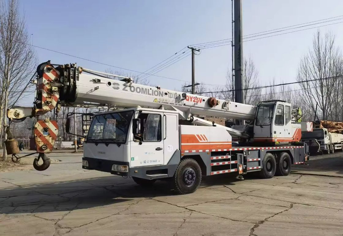37% Grade d'escalade maximal Cran de camion mobile de 50 tonnes QY25V Zoomlion Cran de camion utilisé