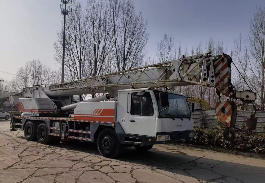 37% Grade d'escalade maximal Cran de camion mobile de 50 tonnes QY25V Zoomlion Cran de camion utilisé