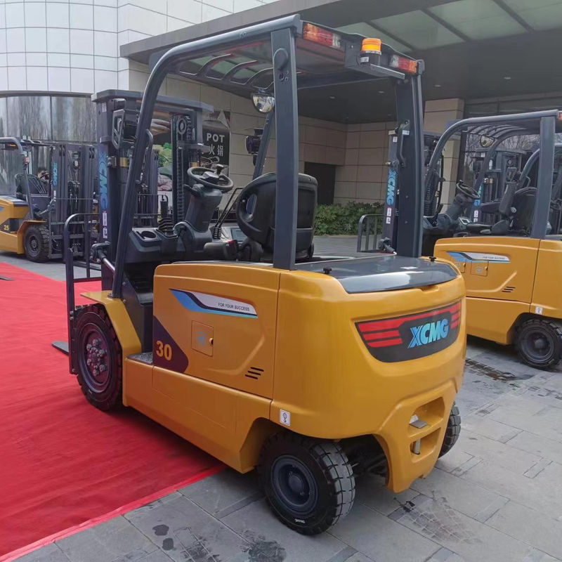 4900 kg Poids 3 tonnes Capacité de levage nominale Chariot élévateur électrique pour les besoins du client
