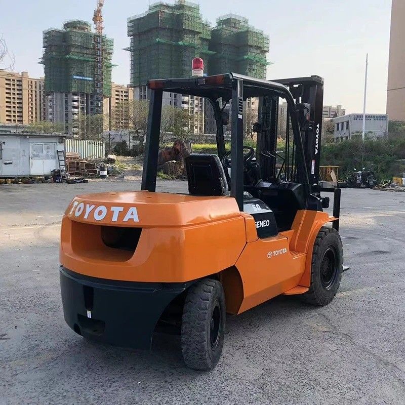 Camion élévateur électrique à pneus tout-terrain antidérapants avec moteur Toyota et 1,5 tonne 3 tonnes 5 tonnes