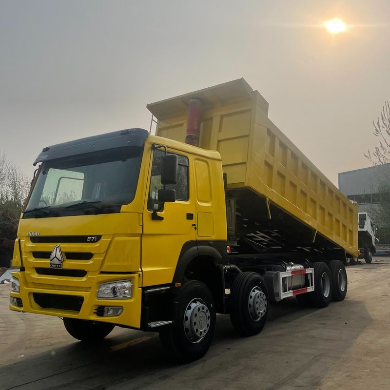 12 Nombre de pneus Howo 8x4 camions-déchargeurs camions-déchargeurs avec une capacité de réservoir de carburant de 300 à 400 litres