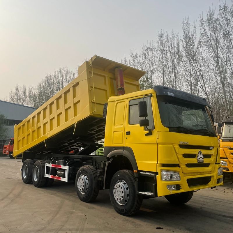 12 Nombre de pneus Howo 8x4 camions-déchargeurs camions-déchargeurs avec une capacité de réservoir de carburant de 300 à 400 litres