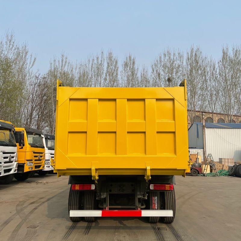 12 Nombre de pneus Howo 8x4 camions-déchargeurs camions-déchargeurs avec une capacité de réservoir de carburant de 300 à 400 litres