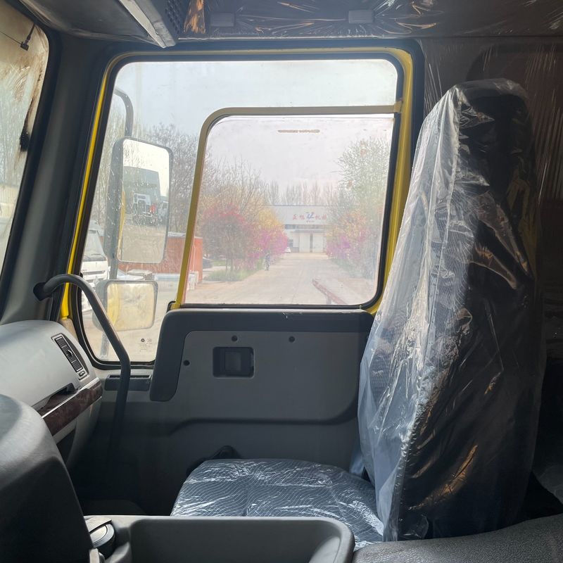 12 Nombre de pneus Howo 8x4 camions-déchargeurs camions-déchargeurs avec une capacité de réservoir de carburant de 300 à 400 litres