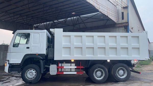 Sinotruk 6X4 HOWO 10 roues camion de marchandises 336 chevaux 371 chevaux pour le transport d'ingénierie