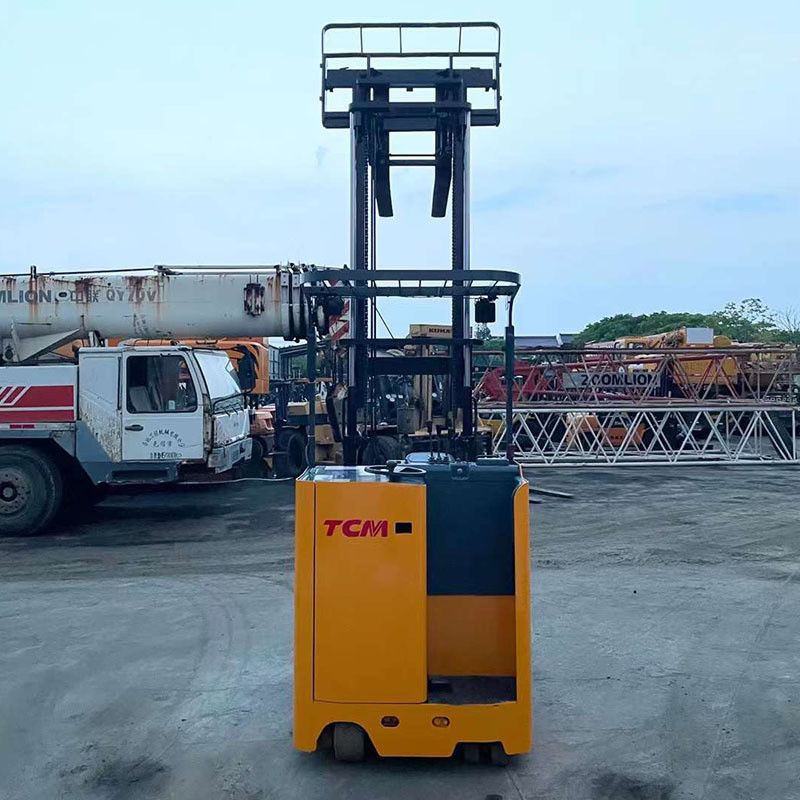 En bon état utilisé 1000 kg TCM élévateur électrique 3 tonnes Capacité avec moteur électrique