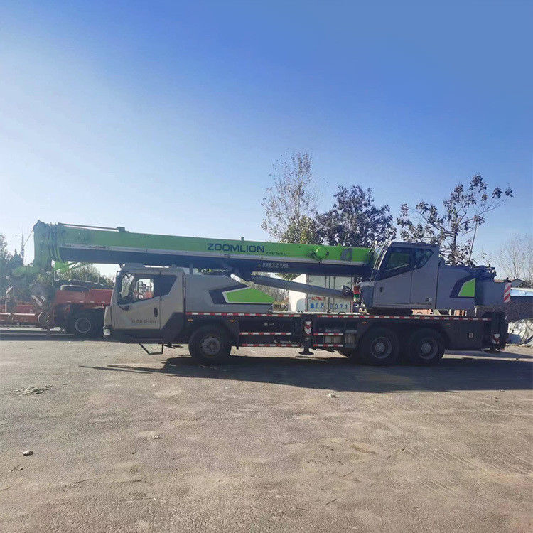 La grue Zoomlion de 25 tonnes est la combinaison parfaite de puissance et de précision pour les travaux de construction