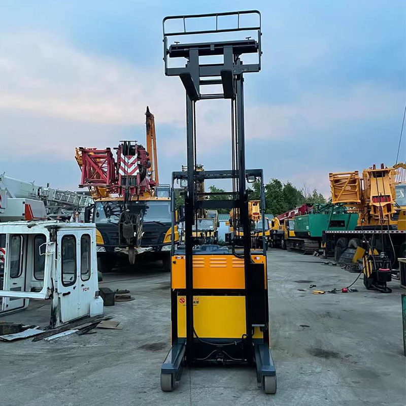 En bon état utilisé 1000 kg TCM élévateur électrique 3 tonnes Capacité avec moteur électrique