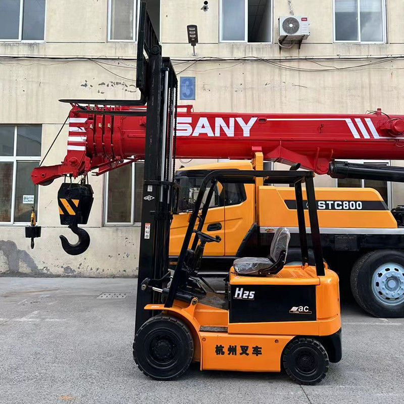 Camionne électrique 4x4 2 tonnes utilisée avec pneu tout-terrain antidérapant et longueur de fourchette 1070 mm