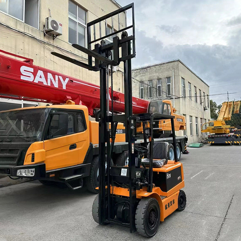 Camionne électrique 4x4 2 tonnes utilisée avec pneu tout-terrain antidérapant et longueur de fourchette 1070 mm