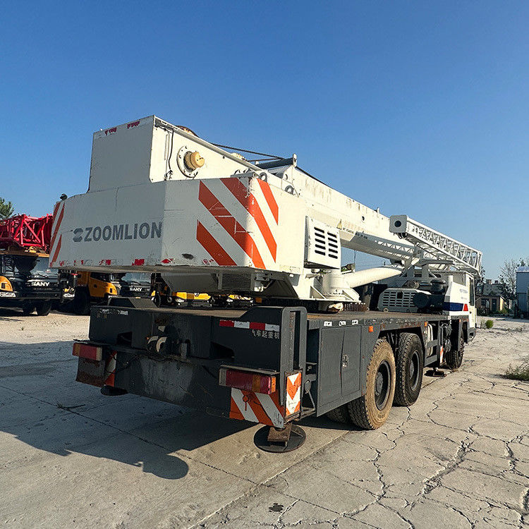 Grue de construction Zoomlion de 25 tonnes avec couleur blanche et cylindre hydraulique