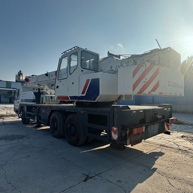 Grue de construction Zoomlion de 25 tonnes avec couleur blanche et cylindre hydraulique