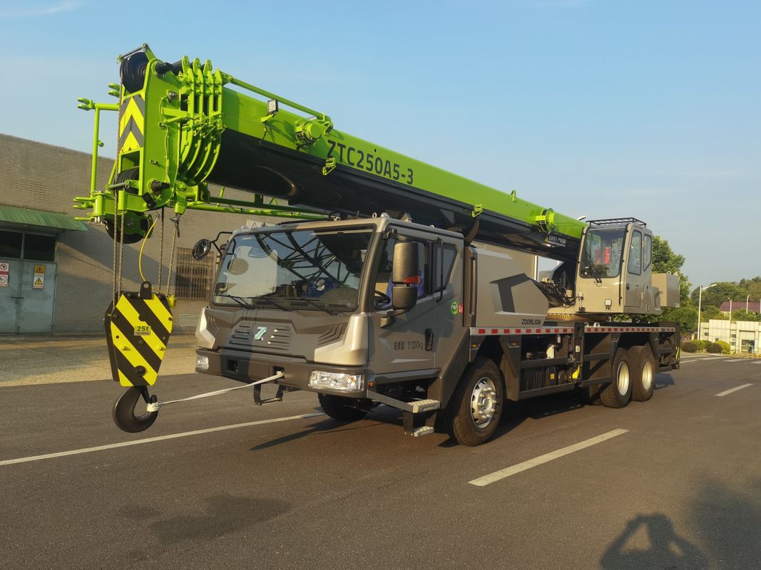 Zoomlion 20 tonnes 25 tonnes 50 tonnes camion grue parfait pour les projets de construction en Malaisie