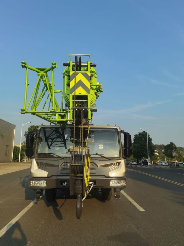 Zoomlion 20 tonnes 25 tonnes 50 tonnes camion grue parfait pour les projets de construction en Malaisie
