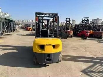 Téléchargeuse diesel 3 tonnes utilisée Komatsu FD30 au Japon avec moteur 4D94LE