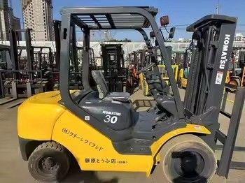 Téléchargeuse diesel 3 tonnes utilisée Komatsu FD30 au Japon avec moteur 4D94LE