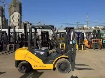 Téléchargeuse diesel 3 tonnes utilisée Komatsu FD30 au Japon avec moteur 4D94LE