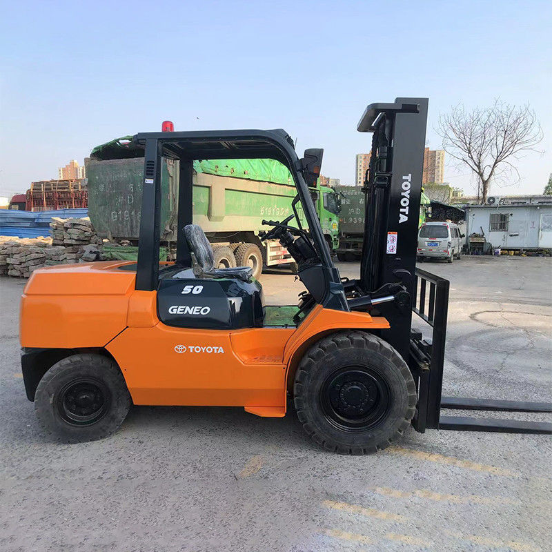 Camion élévateur diesel d'occasion de 5 tonnes à transmission automatique à quatre roues motrices et largeur de fourche 125