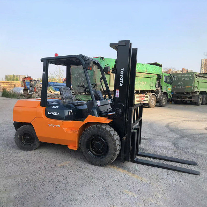 Camion élévateur diesel d'occasion de 5 tonnes à transmission automatique à quatre roues motrices et largeur de fourche 125