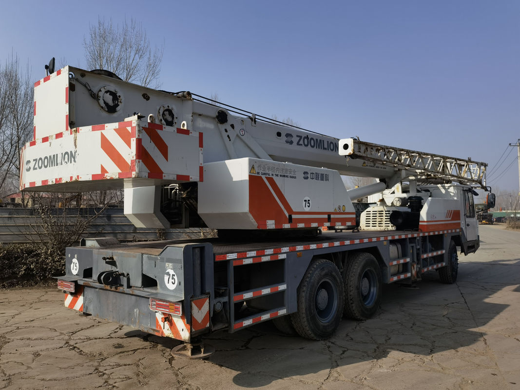 Zoomline camion d'occasion de 25 tonnes monté avec pièces camion grues grue en bon état