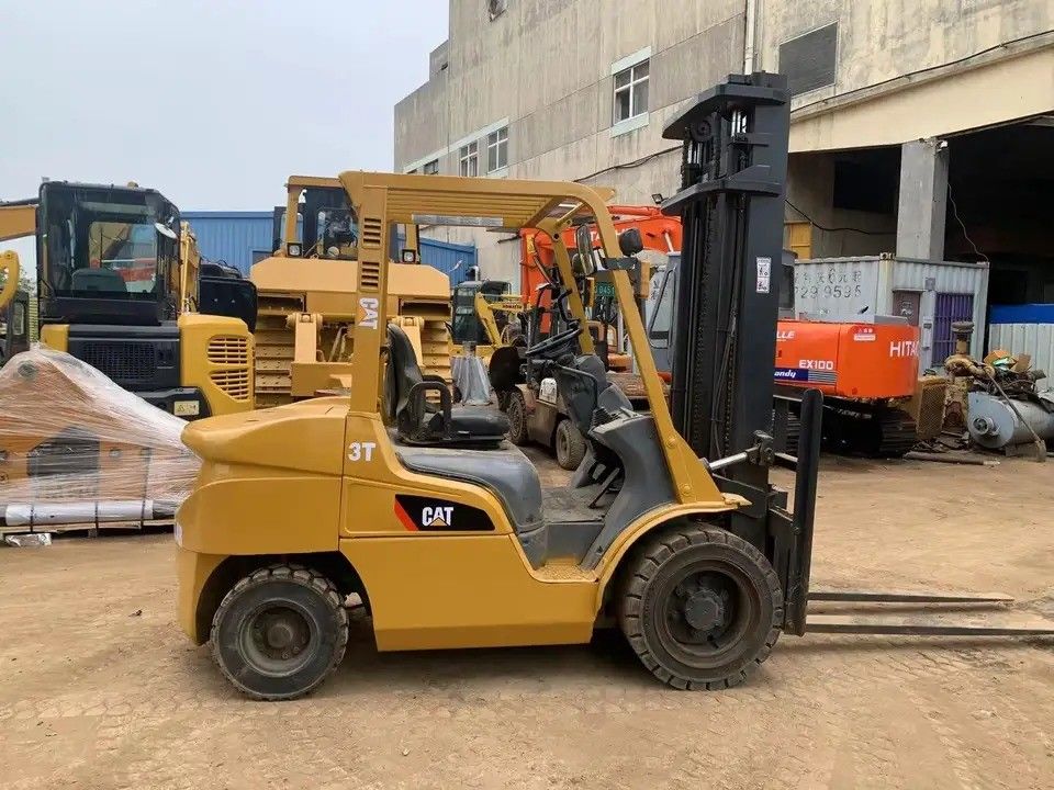 Outils de levage de 3 tonnes d'occasion CAT FD30 chariot élévateur diesel adapté aux travaux lourds