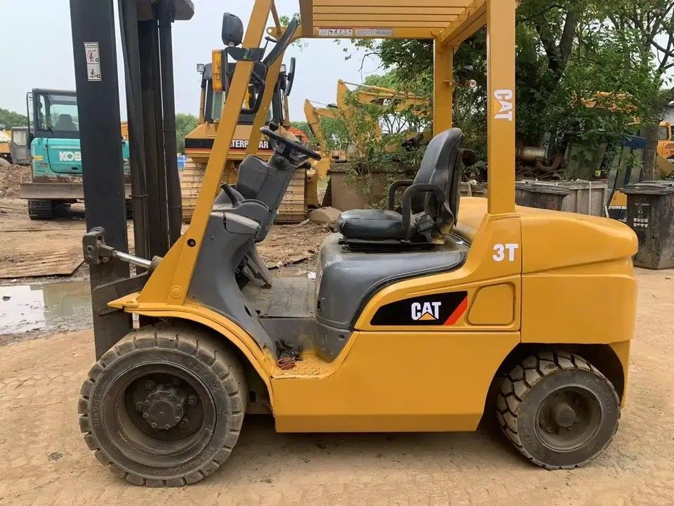 Outils de levage de 3 tonnes d'occasion CAT FD30 chariot élévateur diesel adapté aux travaux lourds