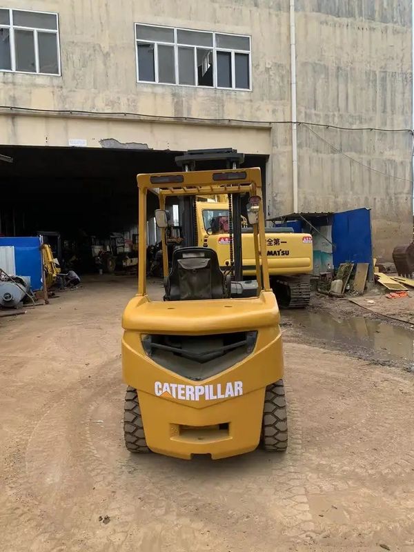 Outils de levage de 3 tonnes d'occasion CAT FD30 chariot élévateur diesel adapté aux travaux lourds