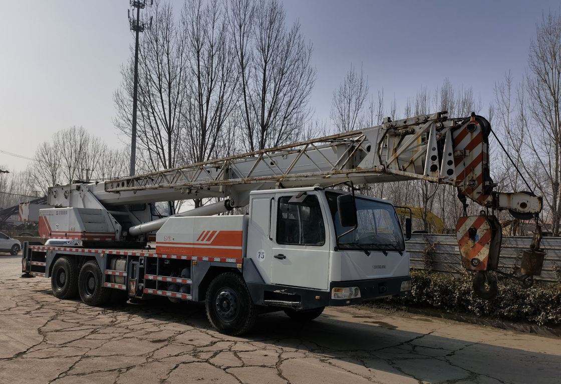 Une grue hydraulique de 25 tonnes utilisée Zoomlion avec une hauteur de levage maximale de 43 m