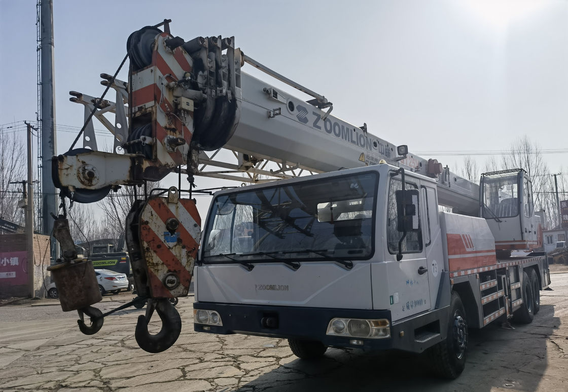 Une grue hydraulique de 25 tonnes utilisée Zoomlion avec une hauteur de levage maximale de 43 m