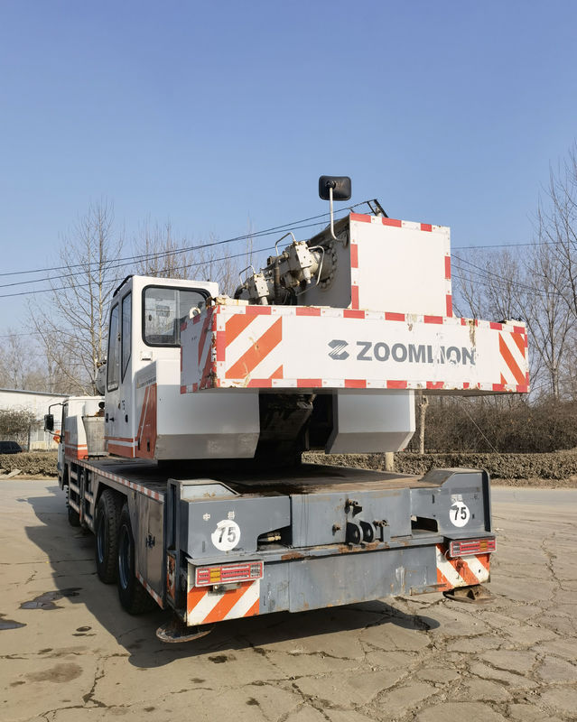 Une grue hydraulique de 25 tonnes utilisée Zoomlion avec une hauteur de levage maximale de 43 m