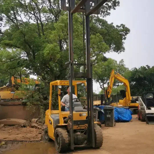 3 tonnes de chariot élévateur diesel au Japon avec une hauteur de levage standard et une largeur de 150 mm