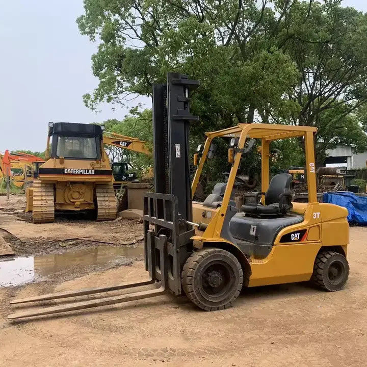 3 tonnes de chariot élévateur diesel au Japon avec une hauteur de levage standard et une largeur de 150 mm