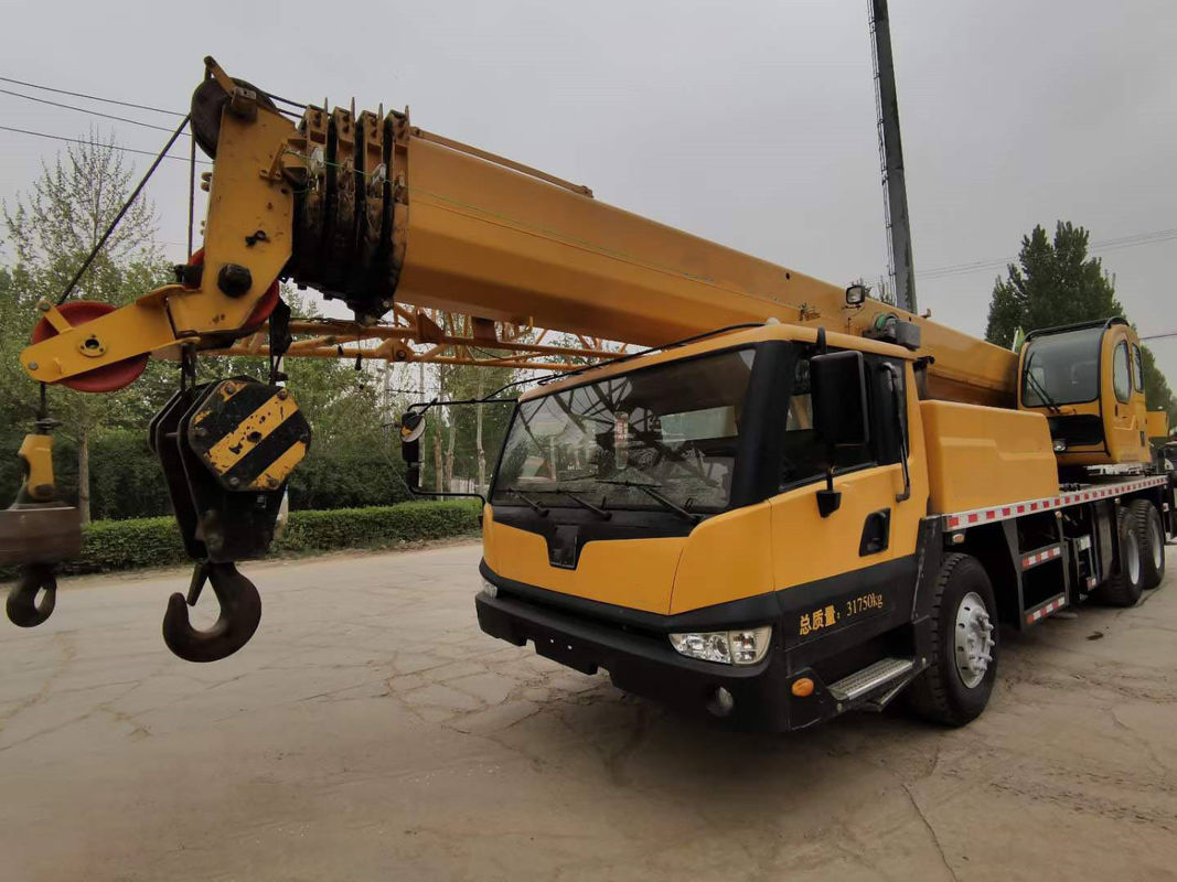 Grue usée de 70 tonnes avec une hauteur de levage maximale de 12,4 M-70 M et en bon état
