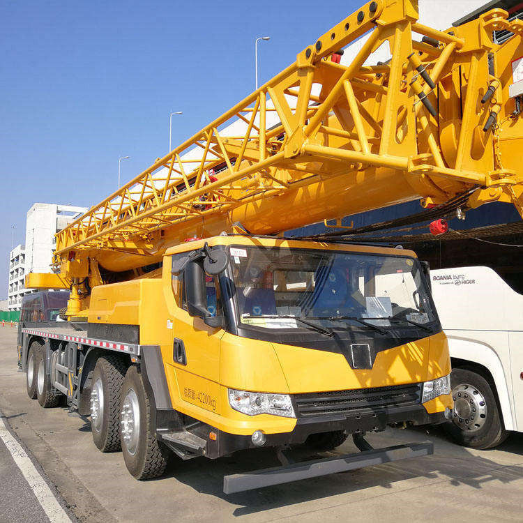 Grue usée de 70 tonnes avec une hauteur de levage maximale de 12,4 M-70 M et en bon état