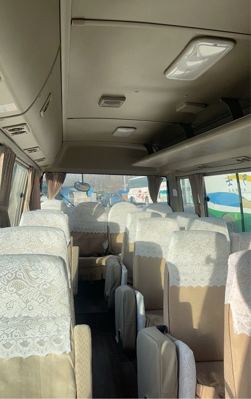 Bus de luxe de 30 places Toyo Ta Coaster avec une puissance maximale de 113/5200kw et des émissions EURO 3