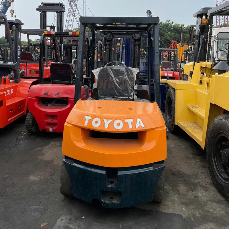 Chauffre-citerne Toyota d'occasion 3 tonnes chauffre-citerne diesel à Dubaï avec hauteur de levage de 1,6 m-3,5 m